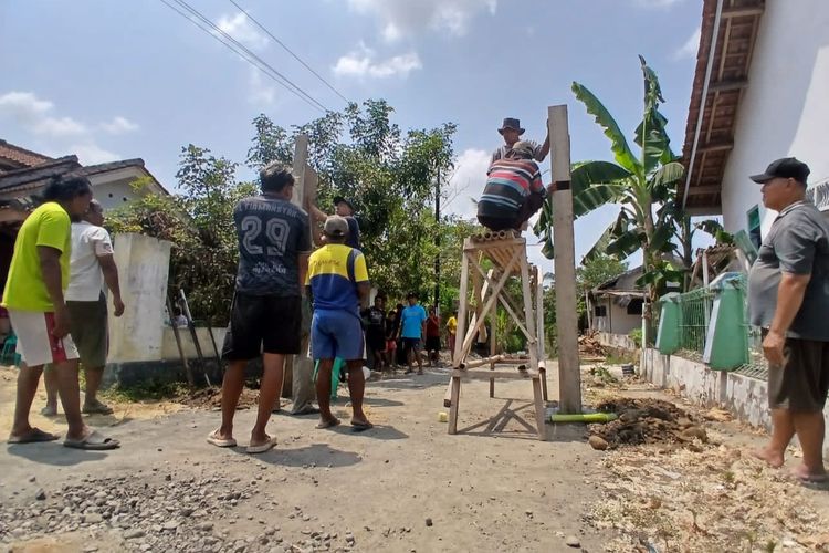 Protes Tambang Pasir di Sungai Serayu, Warga Rawalo Banyumas Pasang Portal Jalan