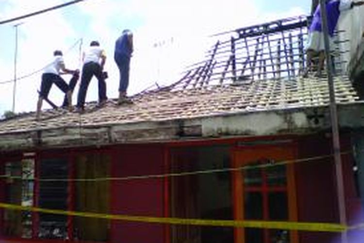 Sejumlah warga membantu memperbaiki rumah milik Margono alias Canting di Kampung Cacaban Kelurahan Cacaban Magelang Tengah Kota Magelang yang ikut terbakar, Kamis (22/8/203).