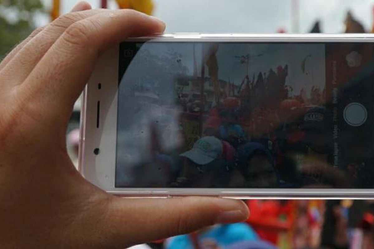 Ilustrasi memotret perayaan Cap Go Meh di Singkawang dengan Oppo F1S versi baru.