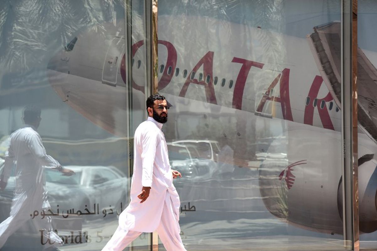 Gambar diambil pada 5 Juni 2017. Terlihat seorang pria sedang melintas di kantor cabang maskapai Qatar Airways di Riyadh, Arab Saudi.  