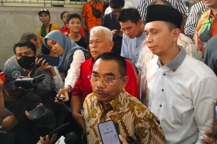 Ketua Fraksi PDI-Perjuangan DPRD DKI Jakarta Gembong Warsono di Pasar Tanah Abang, Jakarta Pusat, Jumat (22/9/2023).