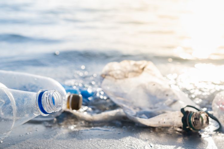 Ilustrasi sampah plastik di laut