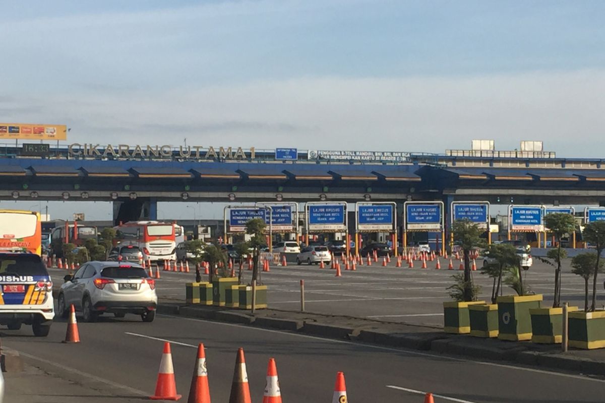 Kondisi arus lalu lintas di Gerbang Tol Cikarang Utama yang terpantau lancar, Minggu (24/12/2017).