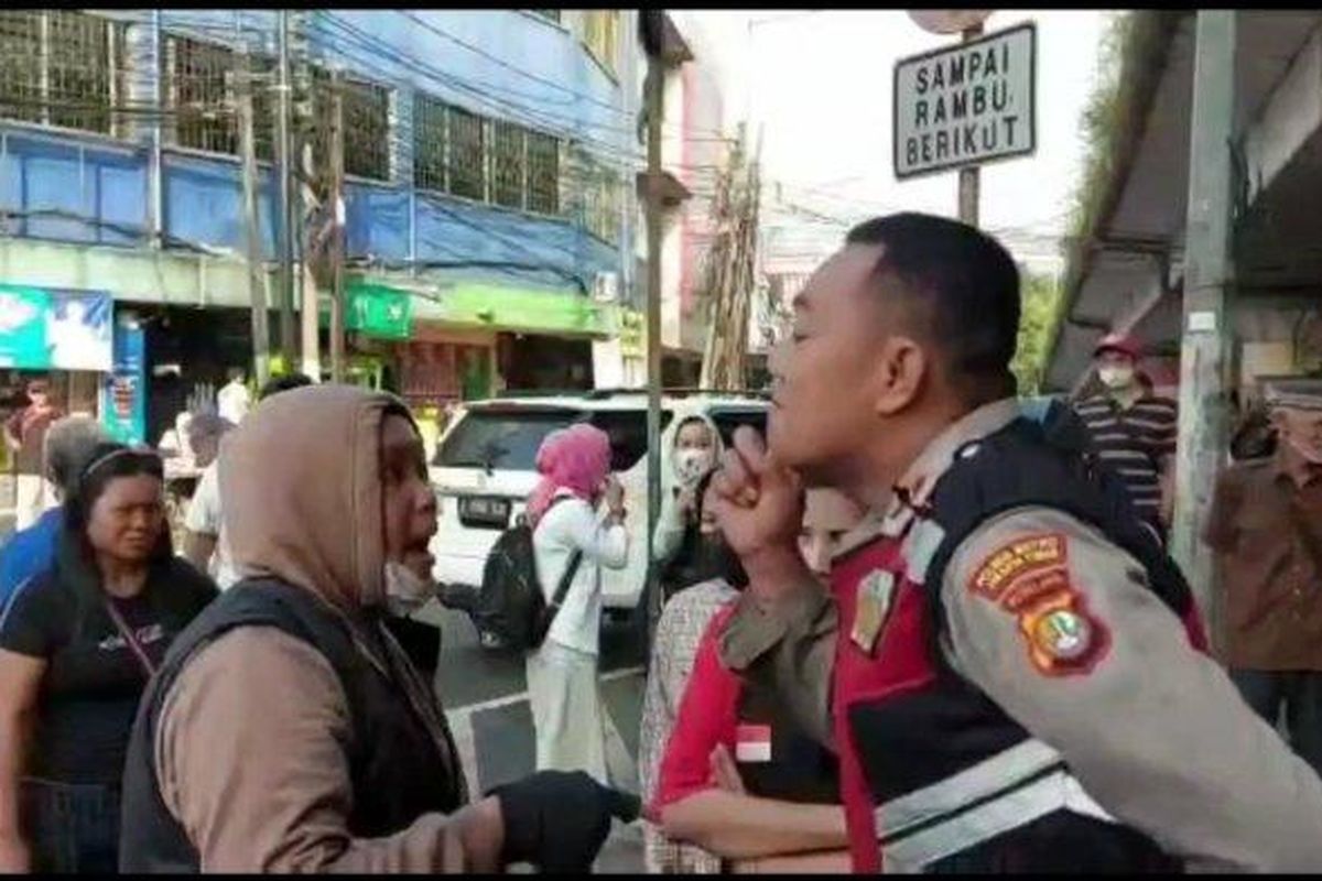 Tangkapan layar rekaman video amatir warga saat mahasiswi HFR memaki Ipda Rano Mardani di kolong Flyover Kampung Melayu, Jatinegara, Jakarta Timur, Kamis (30/6/2022) (Istimewa)