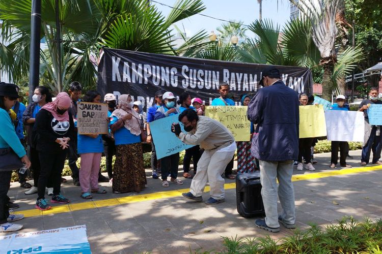 Warga Kampung Bayam melakukan demonstrasi di Balai Kota, Jalan Merdeka Selatan, Jakarta Pusat, pada Kamis (16/3/2023).