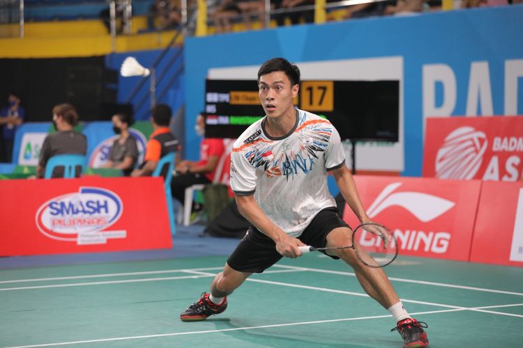 Aksi Shesar Hiren Rhustavito saat berlaga pada babak 32 besar Badminton Asia Championship 2022.
