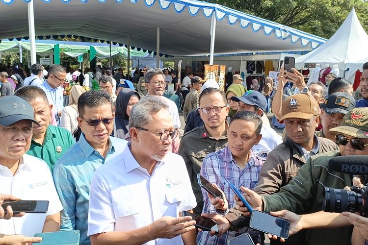 Menteri Perdagangan Zulkifli Hasan saat mengunjungi pasar Soreang, Kabupaten Bandung, Jawa Barat, Selasa (26/3/2024)