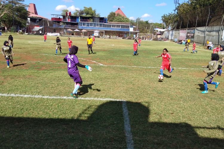 Pertandingan sepak bola wanita antara salah satu sekolah di Kabupaten Timor Tengah Utara dan Timor Tengah Selatan, yang berlangsung di Lapangan Sekolah Sepak Bola (SSB) Bali United, Kota Kupang, Senin (10/6/2019).