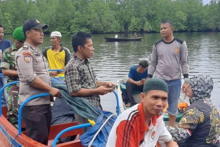 Petugas kepolisian bersama TNI dan warga mencari nelayan yang tewas akibat disambar petir di perairan Desa Igal, Kecamatan Mandah, Kabupaten Inhil, Riau, Senin (8/5/2023).