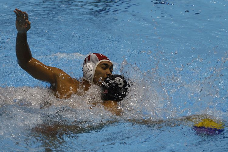 Pemain Timnas polo air putra Indonesia Rian Rinaldo (kiri) berebut bola dengan pemain Malaysia Chin Jin Yuen dalam pertandingan polo air putra SEA Games 2019 di New Clark City Aquatic Center, Filipina (29/11/2019). Indonesia dipastikan meraih medali emas pertama SEA Games 2019 setelah Timnas polo air putra berhasil menduduki puncak klasemen dengan mengalahkan Malaysia 14-7 dan Singapura bermain imbang melawan Filipina dengan skor 6-6.