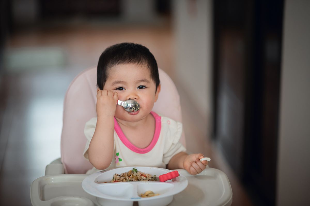 Ilustrasi anak makan