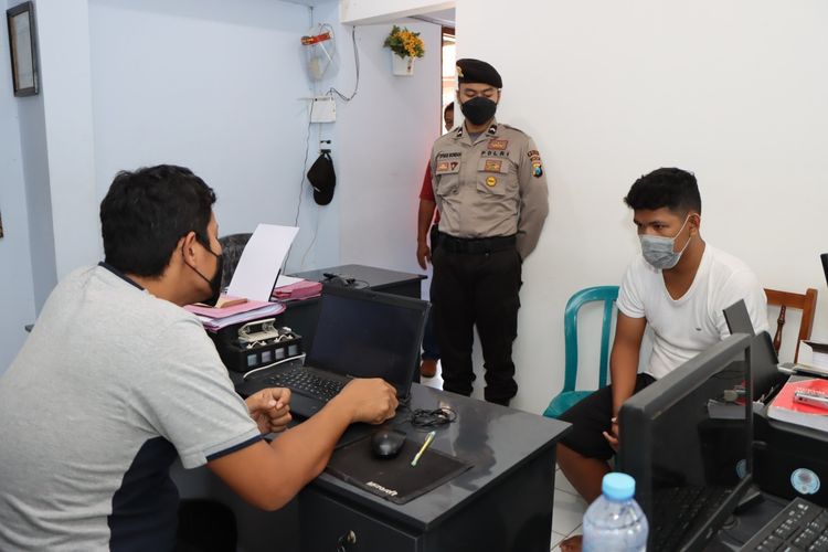 DIPERIKSA--Penyidik Unit PPA Satreskrim Polres Madiun memeriksa WD, seorang pemuda yang sudah banyak membegal perempuan warga Kabupaten Madiun, Jawa Timur, Sabtu (16/4/2022).