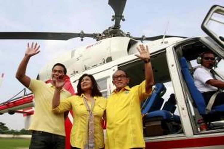 Ketua Umum DPP Partai Golkar Aburizal Bakrie didampingi istrinya, Tatty Murnitriati (tengah), dan putranya, Anindya Bakrie melambaikan tangan pada simpatisannya saat meninggalkan lokasi kampanye Partai Golkar di Gelanggang Olahraga (GOR) Ciracas, Jakarta Timur, 18 Maret 2014.