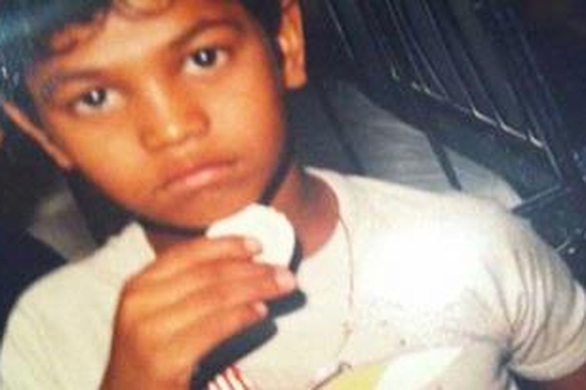 Seorang bocah India yang tersesat lalu hilang dari keluarganya tahun 1986 akhirnya bertemu lagi dengan keluarganya 25 tahun kemudian dengan menggunakan foto satelit.