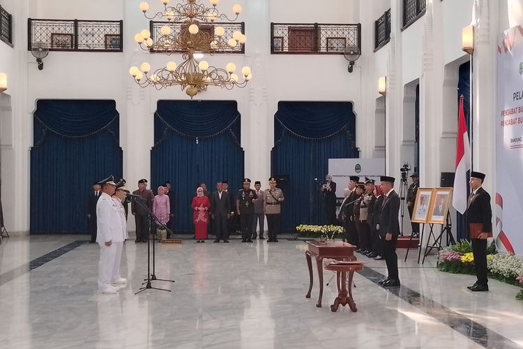 Pj Gubernur Jabar, Bey Machmudin lantik Pj Bupati Majalengka dan Pj Bupati Subang di Gedung Sate, Kota Bandung, Jawa Barat, Selasa (19/12/2023).