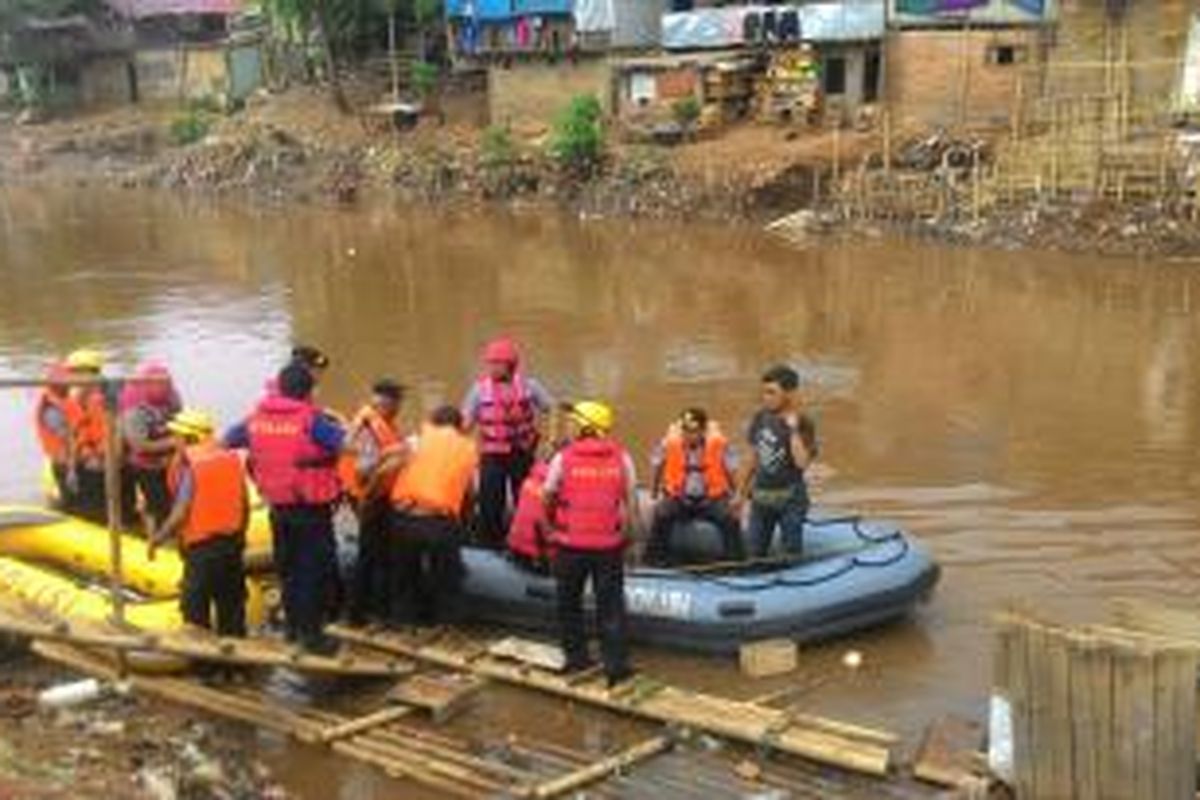 Polres Metro Jakarta Timur menggelar simulasi penyelamatan dalam banjir bersama Damkar di Kampung Pulo. Rabu (11/11/2015)