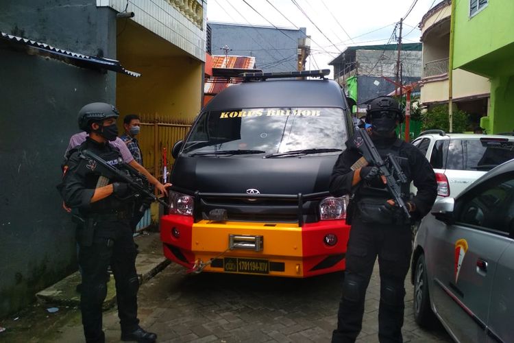 Indonesian anti-terror police from Detachment 88 (Densus 88) stand guard during a raid in a house belongs to a suspected bomber of the Makassar Cathedral in South Sulawesi. 