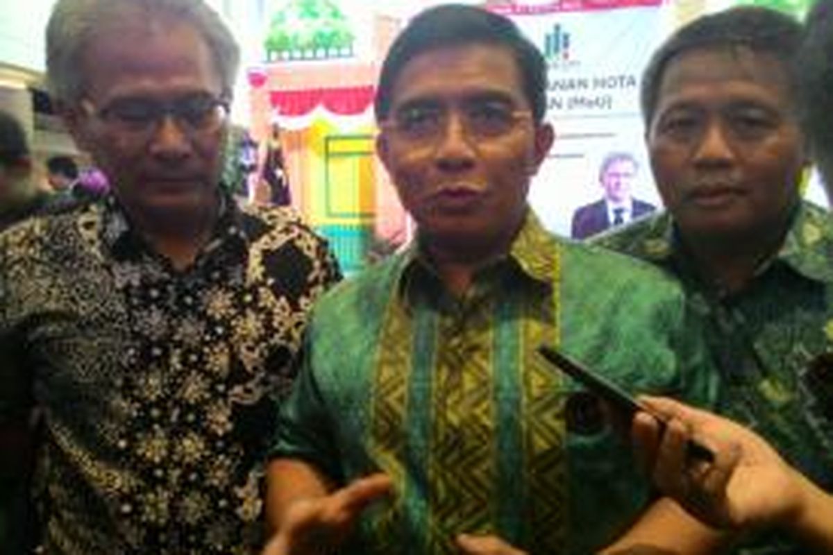 
Direktur Inner City Management Bambang Setiobudi dan Direktur Tindak Pidana Narkoba Bareskrim Polri Brigadir Jenderal Anjan Pramuka Putra seusai menandatangani nota kesepahaman pemberantasan narkoba di Kalibata City, Jumat (21/8/2015).