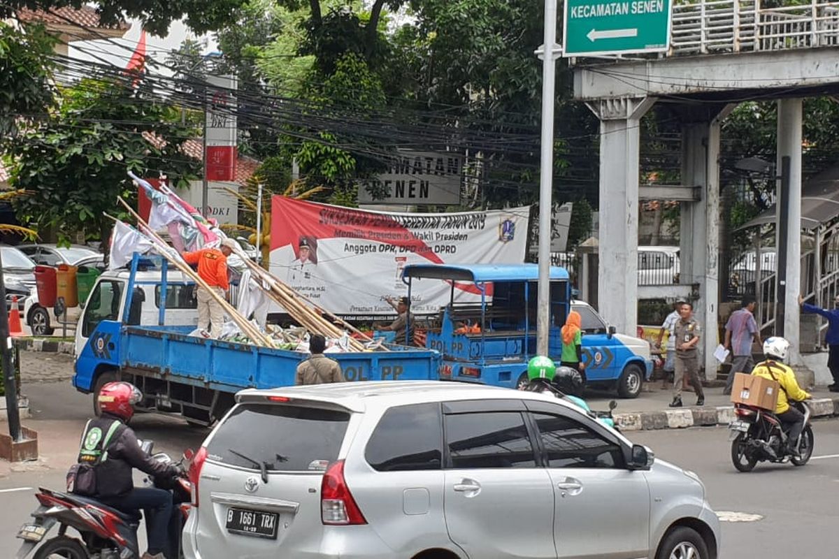 Alat peraga kampanye (APK) yang ditertibkan petugas Satpol PP di Jalan Senen Raya, Jalan Kwitang Raya, dan Jalan Letjen Suprapto, Rabu (13/3/2019). 