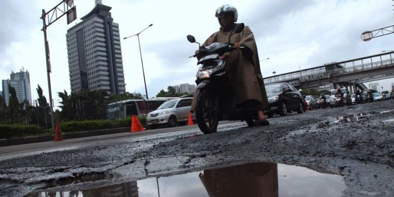 Ilustrasi: Pengguna jalan melintas di ruas Jalan Gatot Soebroto, Kawasan Semanggi, Jakarta Selatan, Selasa (10/1/2012). Di sepanjang ruas jalan tersebut dari Slipi menuju Kampung Melayu banyak terdapat lubang-lubang jalan yang bisa membahayakan pengguna jalan.