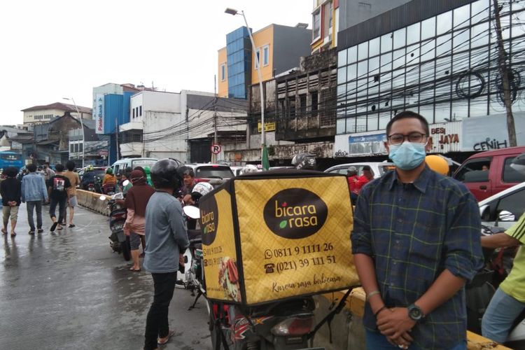 Reza dari catering Bicara Rasa setelahembagikan makanan kepada korban banjir di sekitar Jalan Jatinegara Barat, Jakarta Timur.