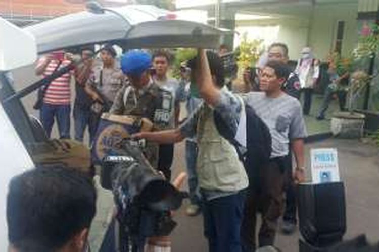 Anggota Brimob Detasemen C Pelopor Madiun membantu memasukkan dokumen yang disita KPK usai menggeledah ruang kerja Walikota Madiun dalam kasus dugaan korupsi Pembangunan Pasar Besar Madiun tahun anggaran 2015 senilai Rp 76,5 milyar, Senin (17/10/2016).