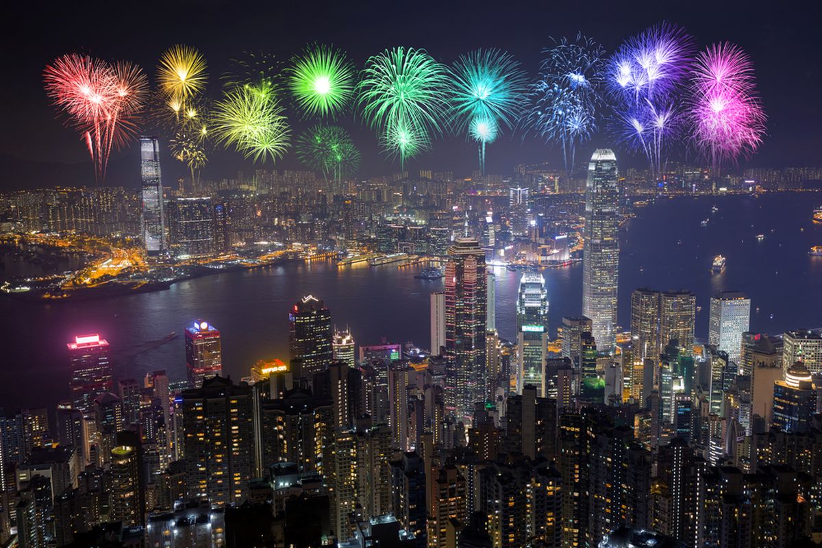 Pesta kembang api menjadi perayaan wajib di kota-kota besar di dunia pada malam pergantian tahun.