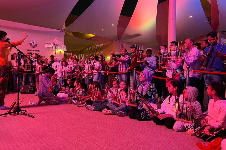 Pengunjung Katara Culture Festival di Al-Ibdaa Courtyard, Qatar, memainkan angklung dari Saung Angklung Udjo.