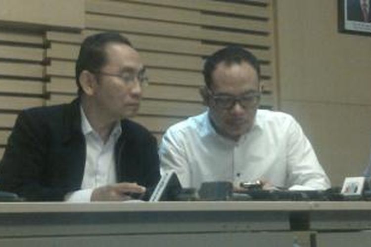 Wakil Ketua KPK Adnan Pandu Praja (kiri) dan Menteri Ketenagakerjaan Hanif Dhakiri (kanan) dalam rapat koordinasi di gedung KPK, Jakarta, Selasa (16/12/2014).