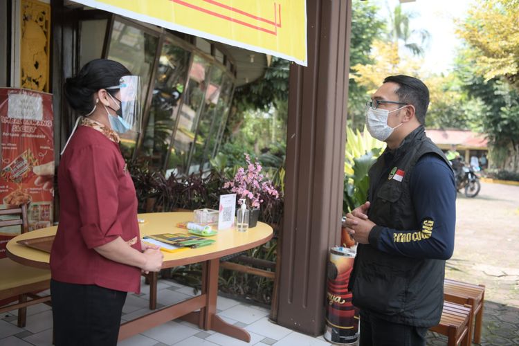 Gubernur Jawa Barat Ridwan Kamil saat menyapa pegawai restoran di kawasan Kabupaten Cianjur, Sabtu (24/7/2021).