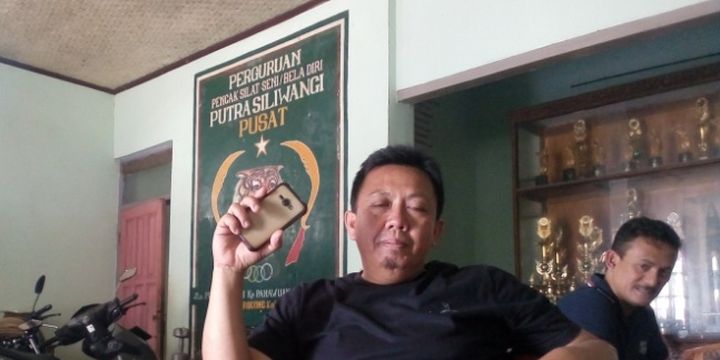 Taufik Mahmud atau Kang Opik, pimpinan perguruan Putra Siliwangi, punya resep khusus untuk menanamkan cinta tanah kelahiran bagi para atlet silatnya. 