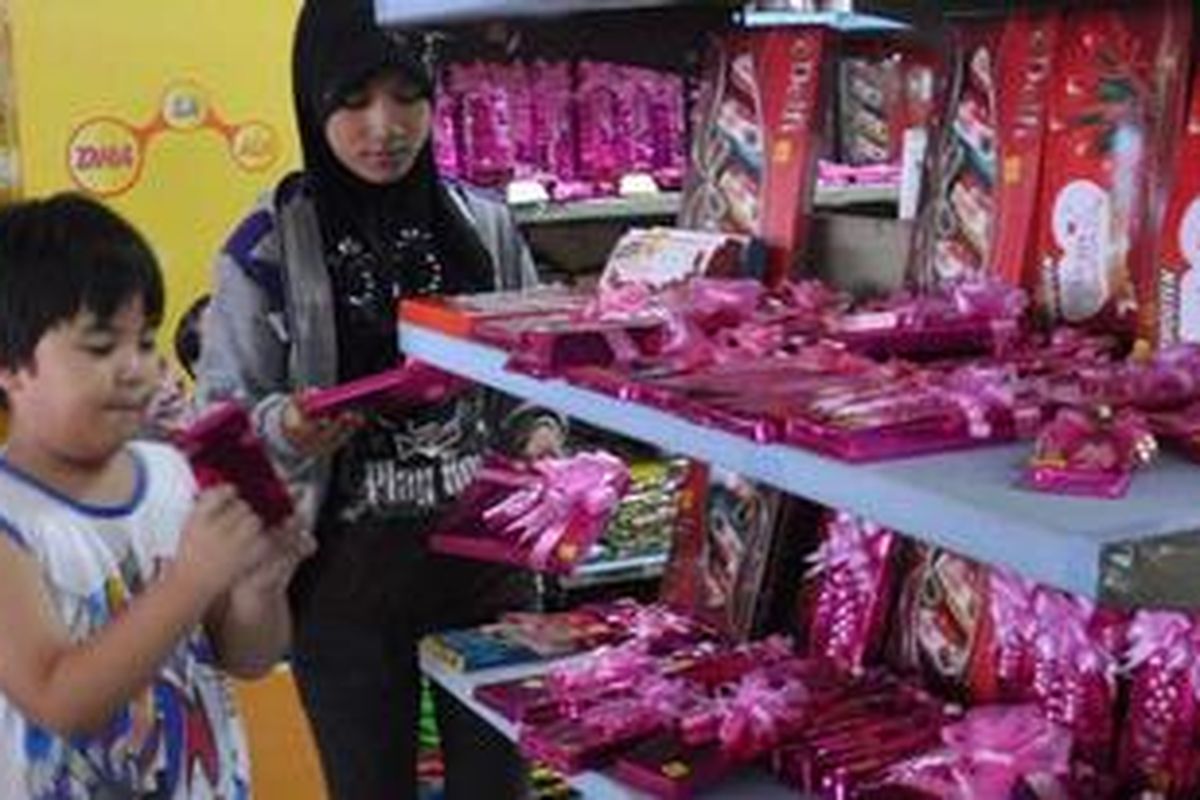 Penjualan cokelat yang menjadi hadiah khas saat perayaan Valentine Day di Pamekasan menurun jika dibandingkan pada tahun-tahun sebelumnya. 