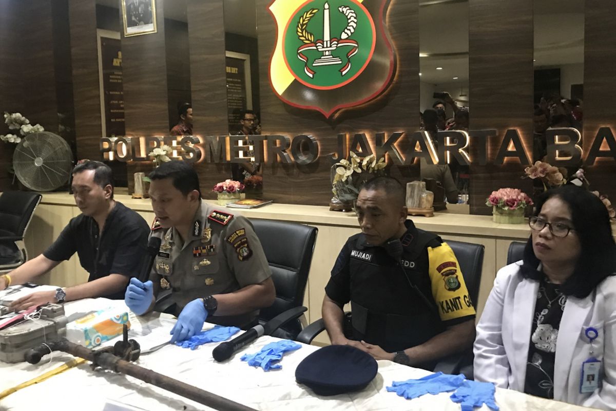 Kapolres Metro Jakarta Barat bersama pihak dari Pertamina, Gegana Polda Metro Jaya, dan pihak Rumah Sakit Royal Taruma, Jumat (22/2/2019), mengumumkan penetapan tersangka dalam kasus ledakan akibat kebocoran gas di Mal Taman Anggrek, Jakarta Barat.