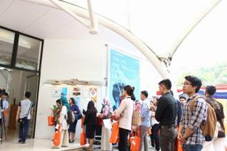 Kurang lebih 1.000 calon mahasiswa, Kamis (29/10/2015), memadati Erasmus Huis untuk mengikuti DPD Jakarta. Jumlah kunjungan tersebut melebihi DPD 2014 lalu yang mencapai sekitar 700 pengunjung. 