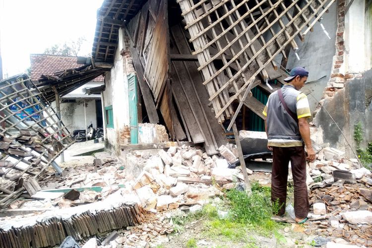 Seorang pria melihat kerusakan pada rumah warga Desa Jeblok, Kecamatan Talun, Kabupaten Blitar akibat tertabrak Kijang Innova pada Selasa (28/2/2023) dini hari.