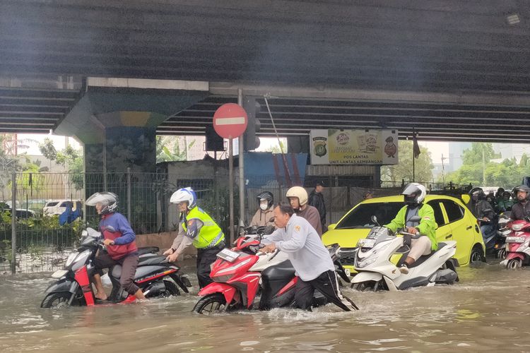 Jalan Outer Ring Road Kembangan Masih Terendam Banjir 70 Cm, Banyak Motor Mogok