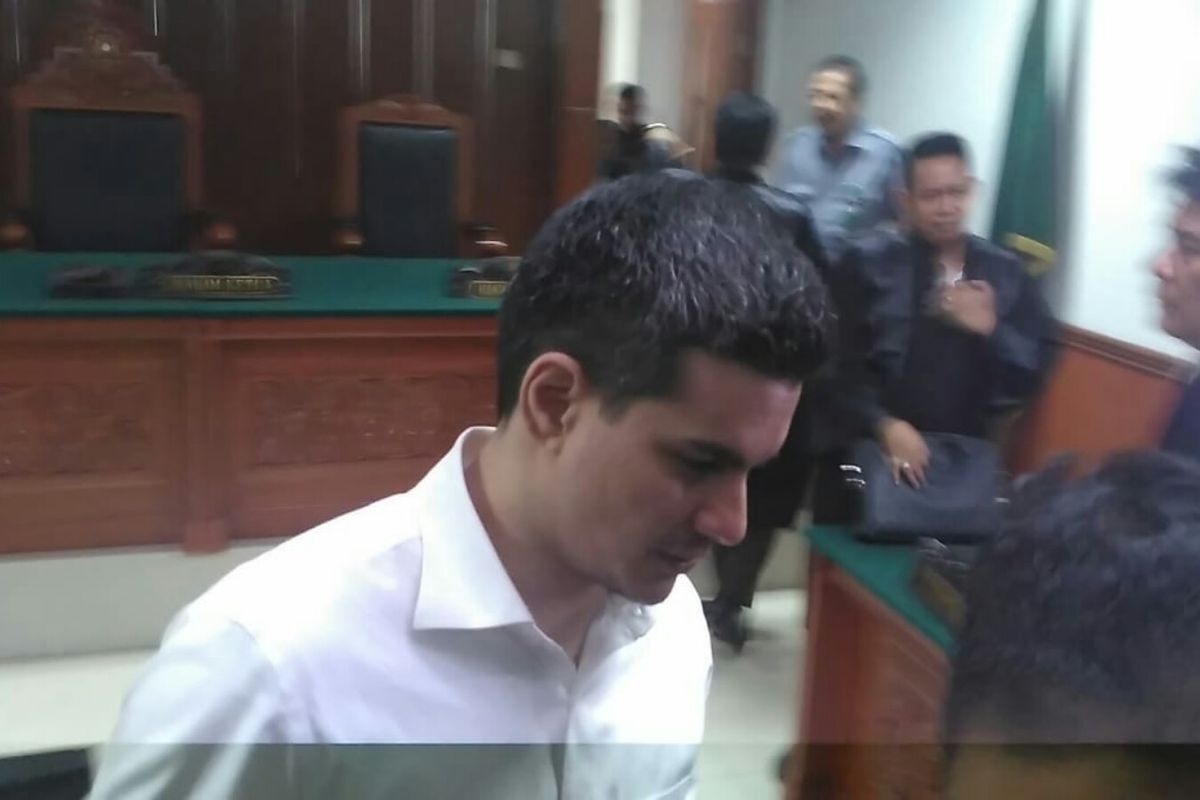 Artis peran Steve Emmanuel uusai menjalani sidang putusan di Pengadilan Negeri Jakarta Barat, Slipi, Selasa (16/7/2019). Steve hari ini menjalani sidang putusan atau vonis atas kasus dugaan penyalahgunaan narkoba.