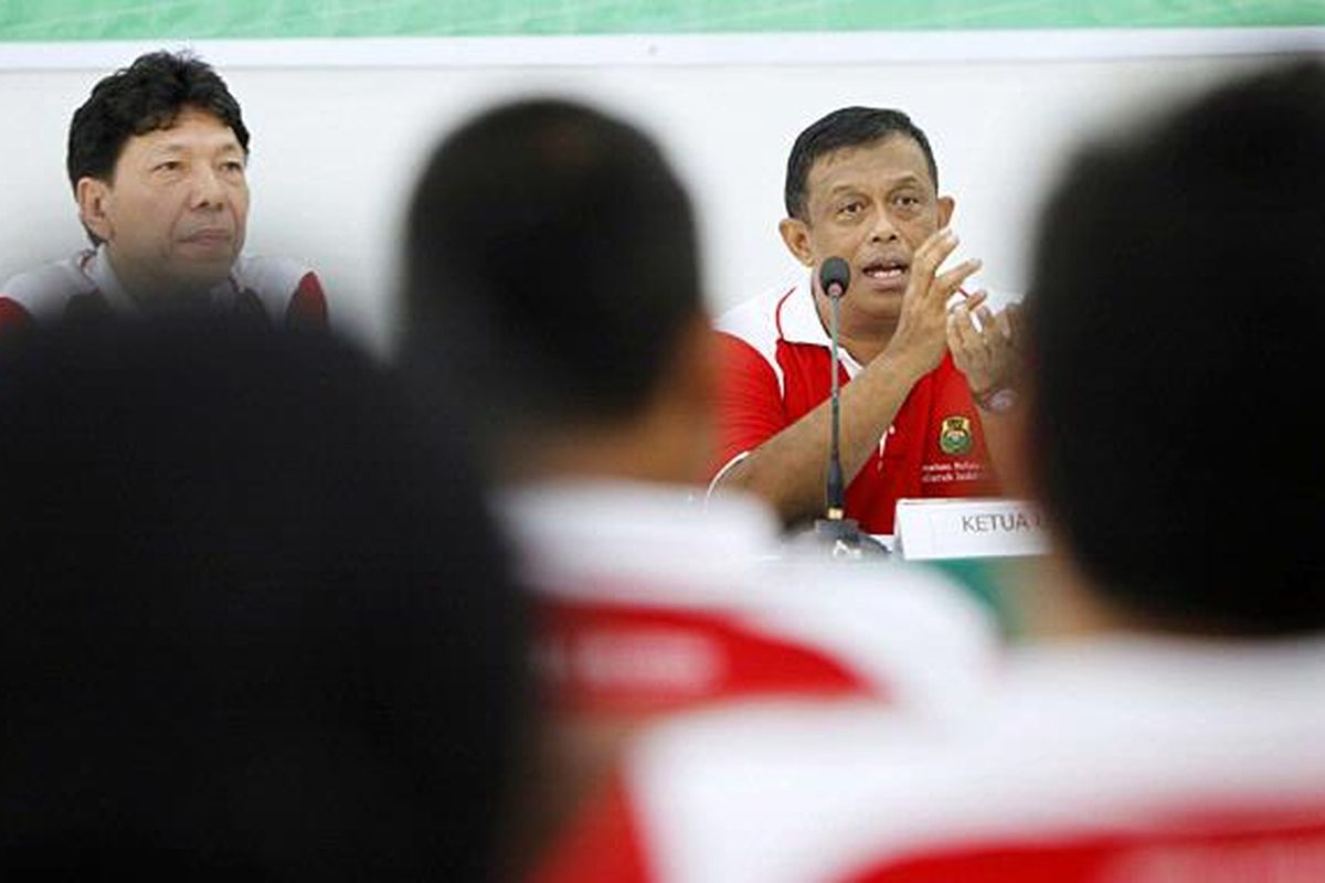 Ketua Umum PBSI Djoko Santoso (kanan) didampingi Sekjen Yacob Rusdianto menjawab pertanyaan wartawan pada Temu Media dalam rangka HUT Ke-60 PBSI di Padepokan Bulu Tangkis Cipayung, Jakarta Timur, Senin (2/5).