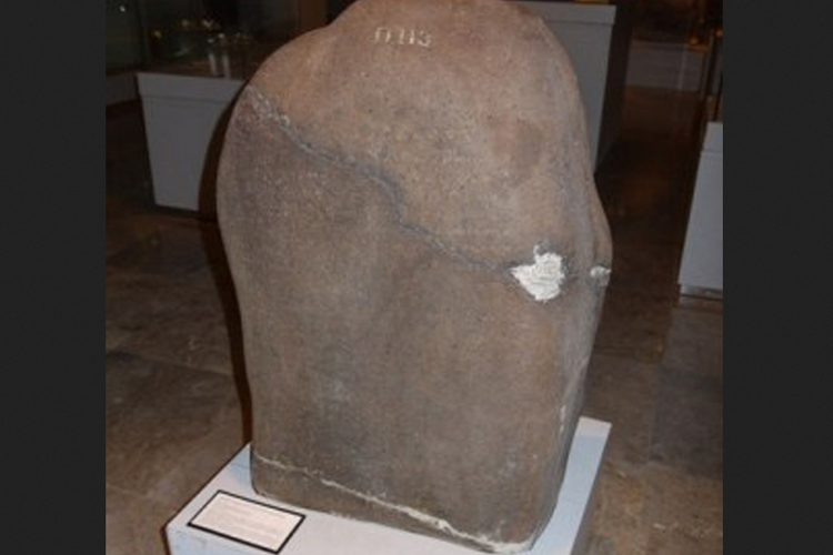 Prasasti Dinoyo peninggalan Kerajaan Kanjuruhan yang tersimpan di Museum Nasional, Jakarta.