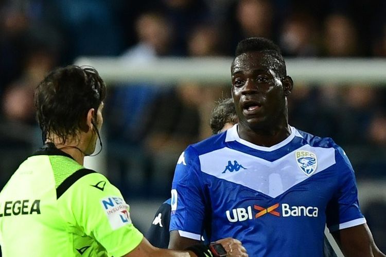 Mario Balotelli berbincang dengan wasit usai laga Brescia vs Napoli dalam lanjutan Serie A Liga Italia di Stadion Mario Rigamonti, 21 Oktober 2019. 