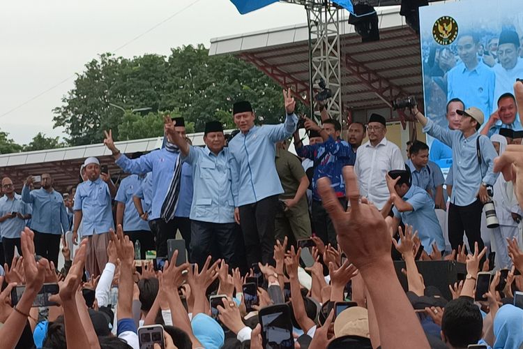 Capres nomor urut 2 Prabowo Subianto saat menghadiri Ndaru Bershalawat bersama santri dan ulama Banten di Kota Serang. Sabtu (27/1/2024). Prabowo ingin menang Pemilu 2024 tanpa menyakiti lawannya seperti yang dilakukan Joko Widodo.