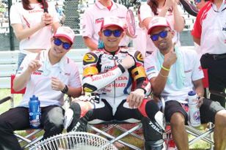 Pebalap tim Satu HATI Honda Team Asia (kiri ke kanan), Ratthapong Wilairot (Thailand), Dimas Ekky Pratama (Indonesia), Azlan Shah Kamaruzaman (Malaysia), bersiap menunggu start balapan Suzuka 8 Hours di Sirkuit Suzuka, Jepang, Minggu (26/7/2015).