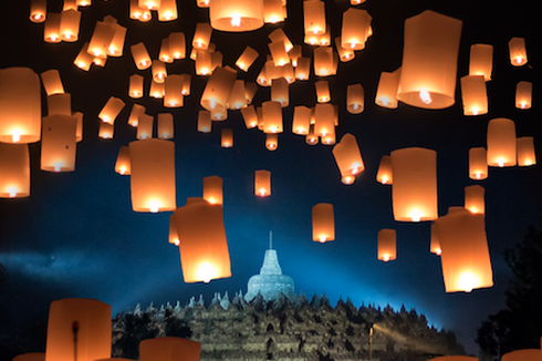Makna Menerbangkan Lampion Saat Hari Raya Waisak bagi Umat Buddha