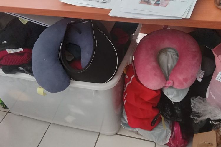 Penyelia Polsuska Daop 2 Bandung Parto Pranoto tengah memperlihatkan barang penumpang yang tertinggal di kereta, saat ini tersimpan di layana lost and found KAI Daop 2 Bandung, Rabu (23/1/2025)