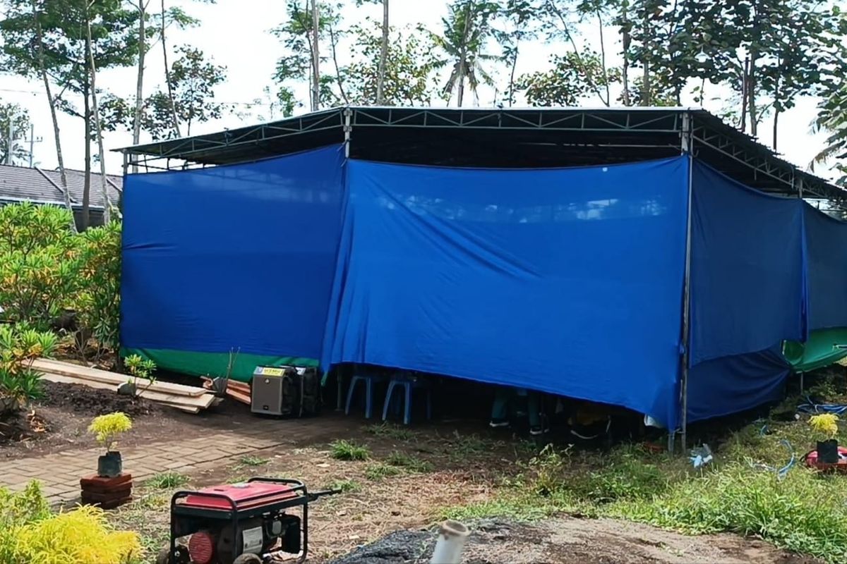 Dokter forensik yang tergabung dalam Perhimpunan Dokter Forensik Indonesia (PDFI) Jawa Timur saat melakukan otopsi dua korban tragedi Kanjuruhan di Pemakaman Umum Desa Sukolilo, Kecamatan Wajak, Kabupaten Malang, Sabtu (5/11/2022).