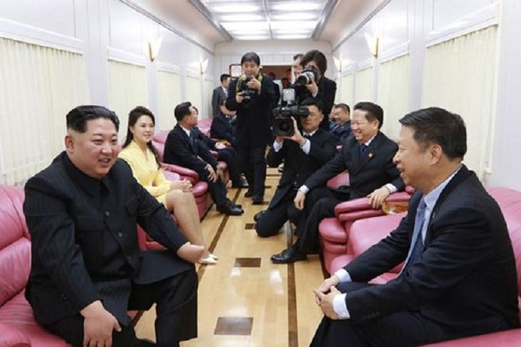 Beginilah situasi dalam gerbong kereta api yang digunakan Kim Jong Un dan istrinya, Ri Sol Ju saat berkunjung ke China tahun lalu.