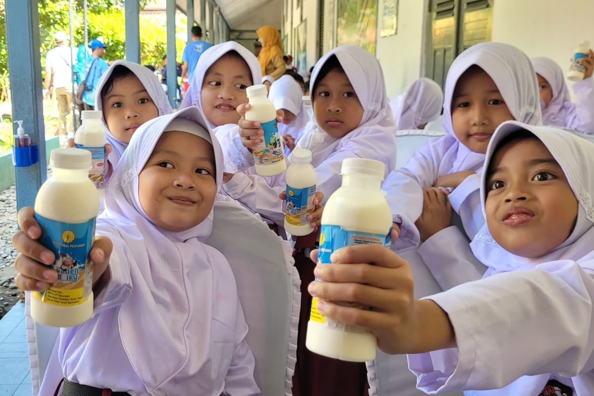 Gerakan minum susu bagi siswa SD/MI di Kecamatan Banyumas, Kabupaten Banyumas, Jawa Tengah, Senin (5/8/2024). Tim Pakar Susu Badan Gizi Nasional (BGN) sekaligus Guru Besar IPB mengatakan bahwa intoleransi laktosa bisa diatasi dengan membiasakan minum susu.