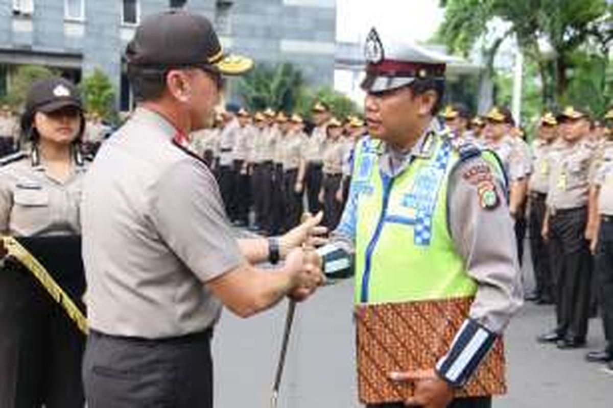 Kapolda Metro Jaya Irjen Mochammad Iriawan memberikan penghargaan kepada Aiptu Sutisna, polisi yang jadi korban pencakaran di Jatinegara, Rabu (14/12/2016).