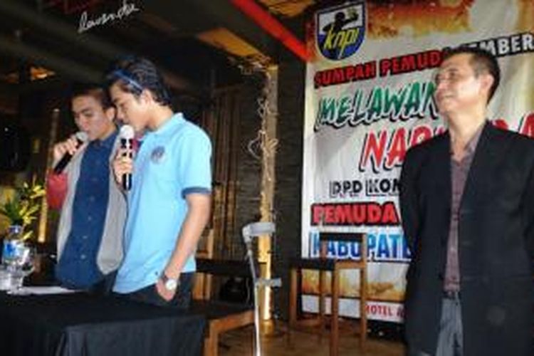 Dua bintang Timnas U19, Paulo Oktavianus Sitanggang dan Sabeq Fahmi Fachrezy, saat membacakan deklarasi sumpah pelajar Jember melawan Narkoba, Kamis (7/11/13)