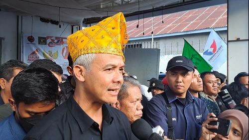 Ganjar Minta Relawan Komunikasi ke Bawaslu-KPU Sebelum Bantu Korban Erupsi Gunung Marapi